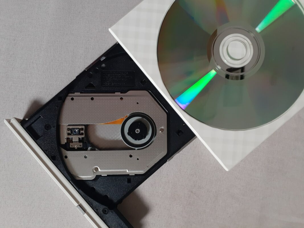 LaserDisc vs. DVD What Are The Key Differences? TechLatest
