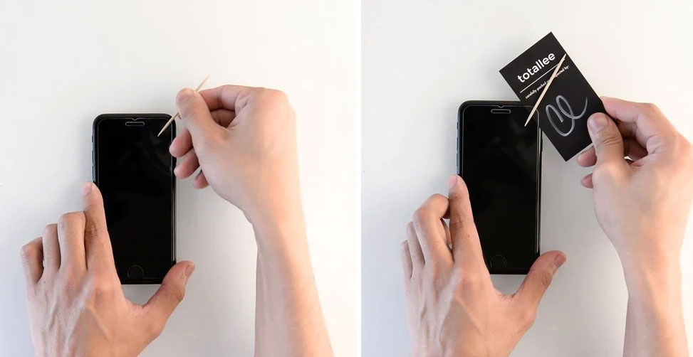   Снимите внешнюю защитную пленку с экрана — проблема с черным экраном iPhone 14
